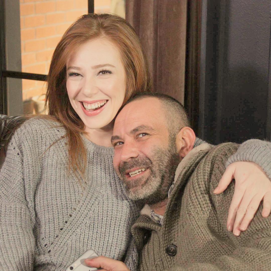 may70000's tweet photo. #ElçinSangu @elcnsng 
إلتشين مع مخرجين المسلسل 😍 الأول كله حنية و طيبه 😢 😍 💗 و الثاني معجب فيها 😂 😍 و الثالث شينول صديق رائع لها 😢 😍 😭 https://t.co/D2lYlSIQIR