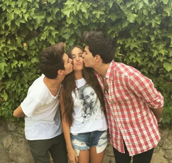 AnaMenaFk's tweet photo. Con mis amigos los gemelos 💜💜❤❤✖🙈 https://t.co/kRaMhTaYxF