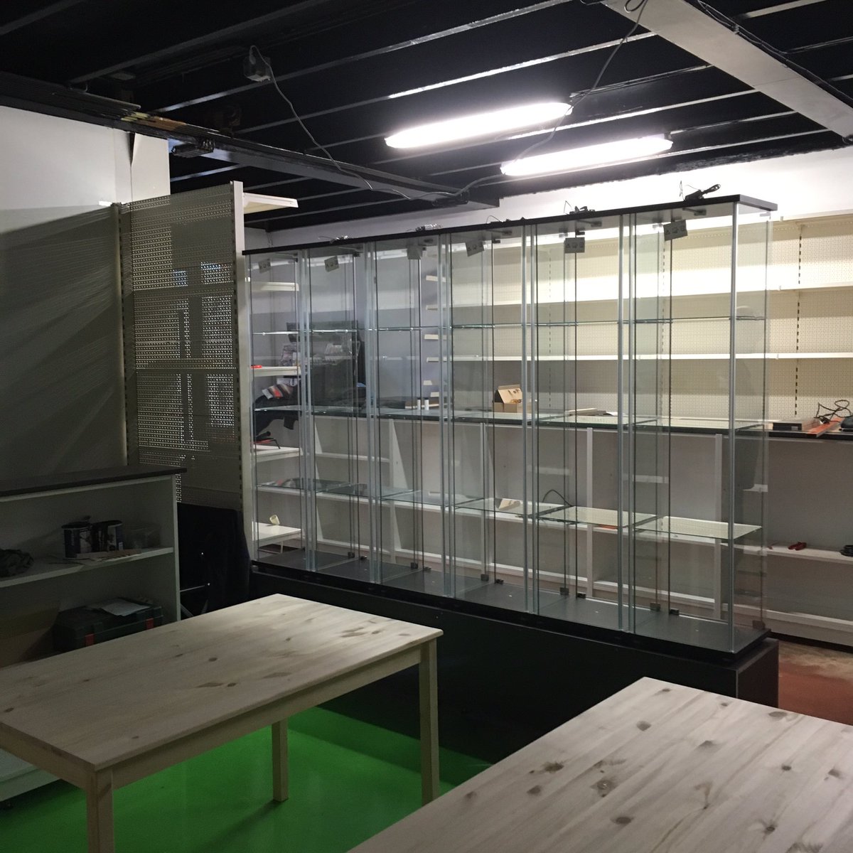 ReneCardsNL's tweet photo. Done for today! Tomorrow is another day to get everything fixed. We're getting closer to the fun part 😜 #brickstore #renecards https://t.co/ZXMVI2bMNC