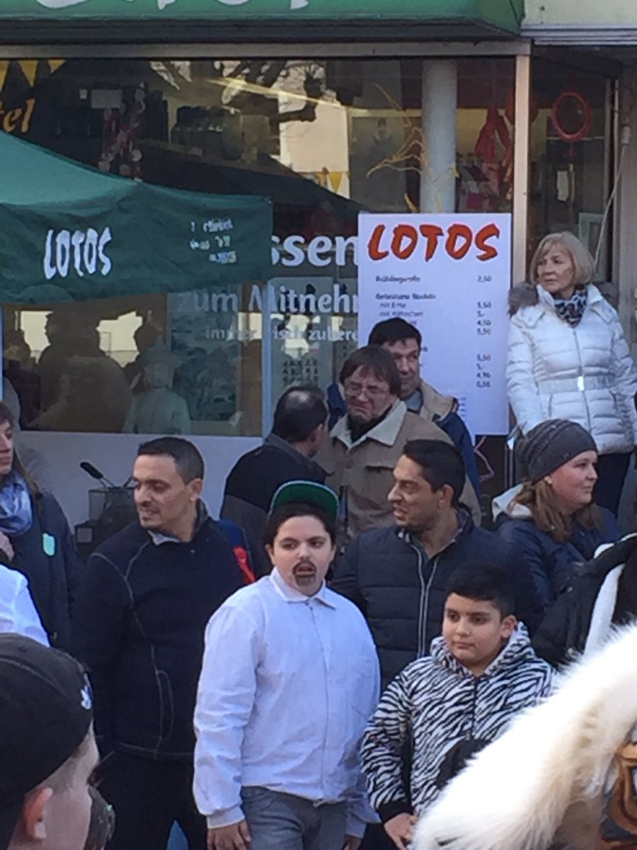 LucaHoch's tweet photo. @metii01 @xXsebyyyXx @DavidScuf meti du bist auch auf dem karneval unterwegs😂😂😂😂 https://t.co/sKXdkdauaK