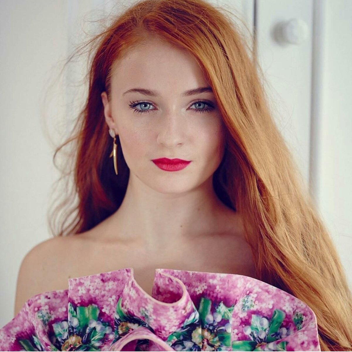 chiaralg909's tweet photo. @SophieT @Maisie_Williams  It is wonderful in this picture let's face it is also in all the other * lol * https://t.co/MayEAjsKBi