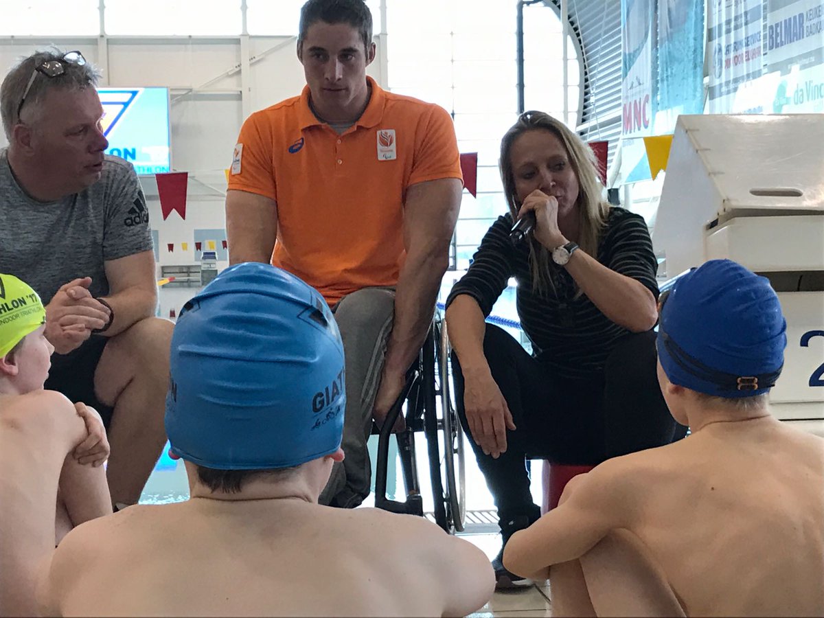 Giathlon's tweet photo. @floortjedessing en @JetzePlat spreken de deelnemers toe tijdens de @Giathlon in de @SportboulevardD https://t.co/Z9vi0Sq7xi