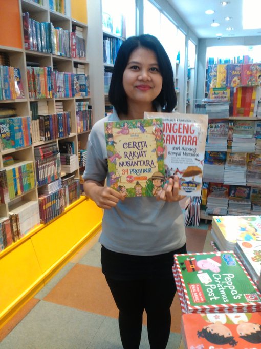 Mirip Ga? Ada Sosok Ibu "Iriana KW" Saat Presiden Jokowi 