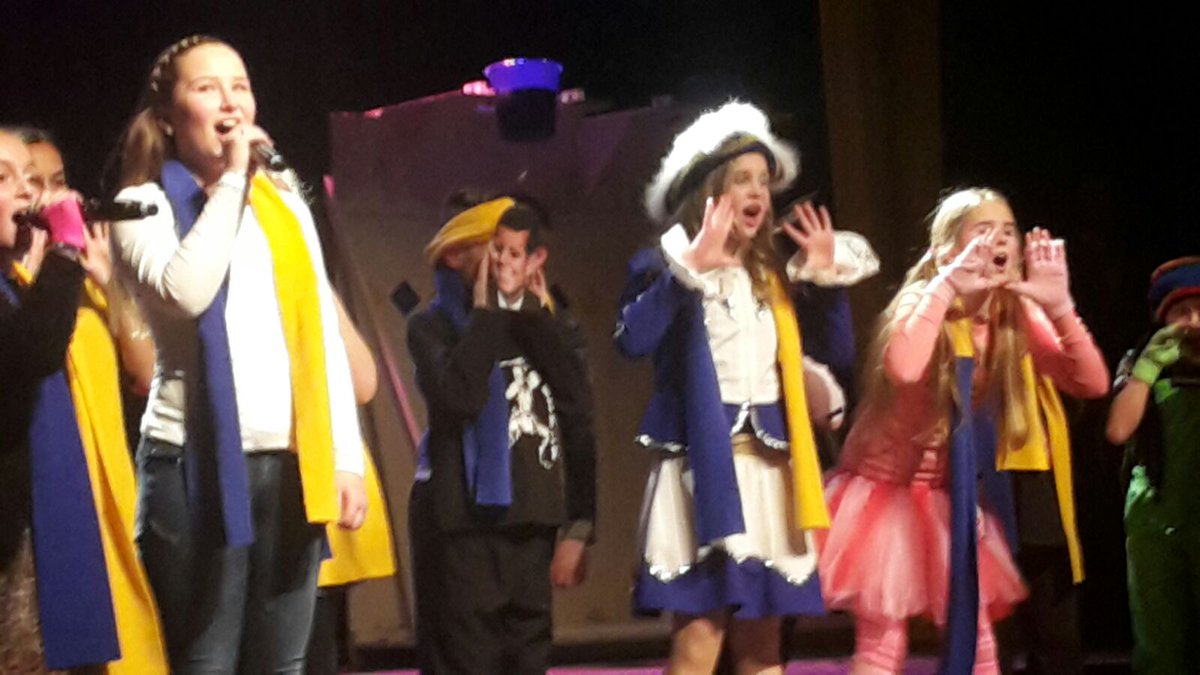 Wat een kanjers hè, die groep 7/8! En John F. Kennedy was er ook bij 😅 Super gedaan allemaal! <a href="/CarnavalinOss/">SCVO</a> <a href="/Groene_EngelOss/">Groene Engel</a> @skbo_oss