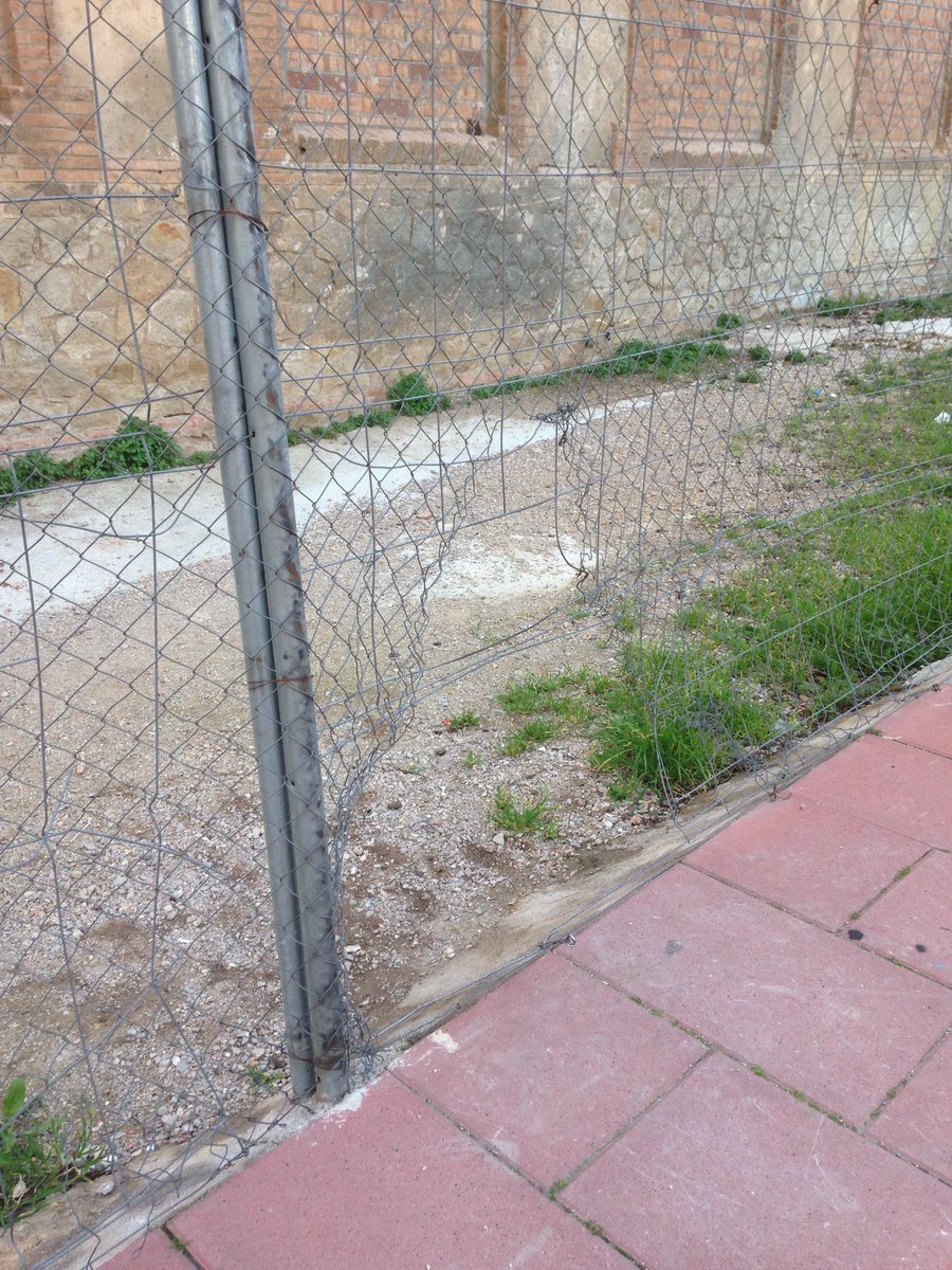 #LHExperience amb tanques de filferro trencades al costat del parc infantil #CanTrinxet de #LHospitalet