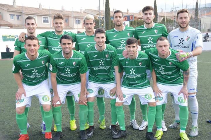 Los 11 jugadores del CD Huétor Vega que han saltado de inicio al césped de 'Las Viñas' para enfrentarse al CD Rincón de la Victoria. 💪💚