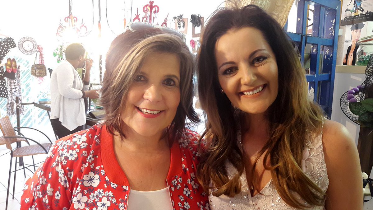 FounderRDF_SA's tweet photo. Special thank you to @HeatherAnn_Bee9 for my beautiful make up for the #IDoAwards2017 #27Red #StagelineSAProfessional @MrsGrandSA #Love27Red https://t.co/tTpFAOujQA