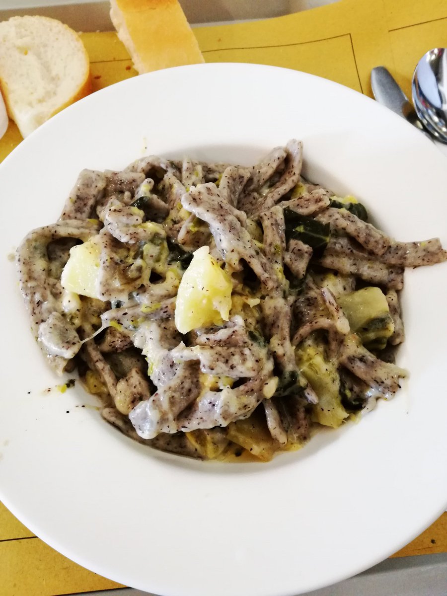 LaurInter's tweet photo. Ah, quindi c'è chi mangia il panino con la salamella quando scia? #ciaone #sci #lamiamadesimo #pizzoccheri https://t.co/0jlTNV2VAR