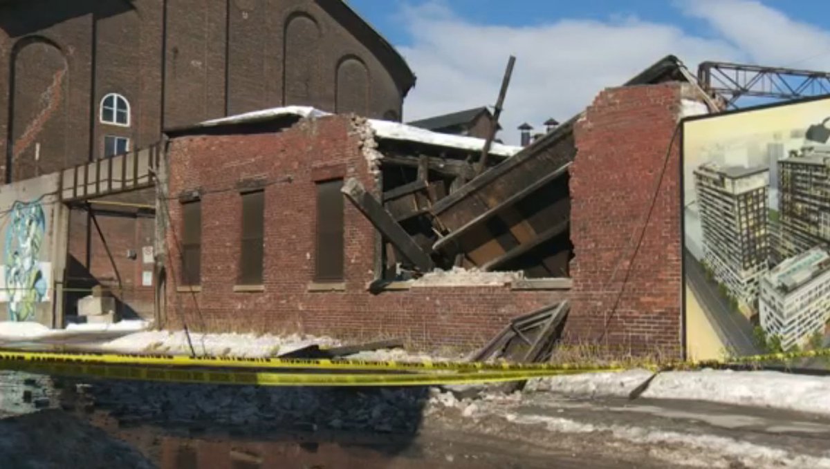 Un autre toit d'immeuble abandonné s'effondre cette semaine, et cette fois à la New City Gas ! ow.ly/g9QU3099xbN #patrimoine #polmtl