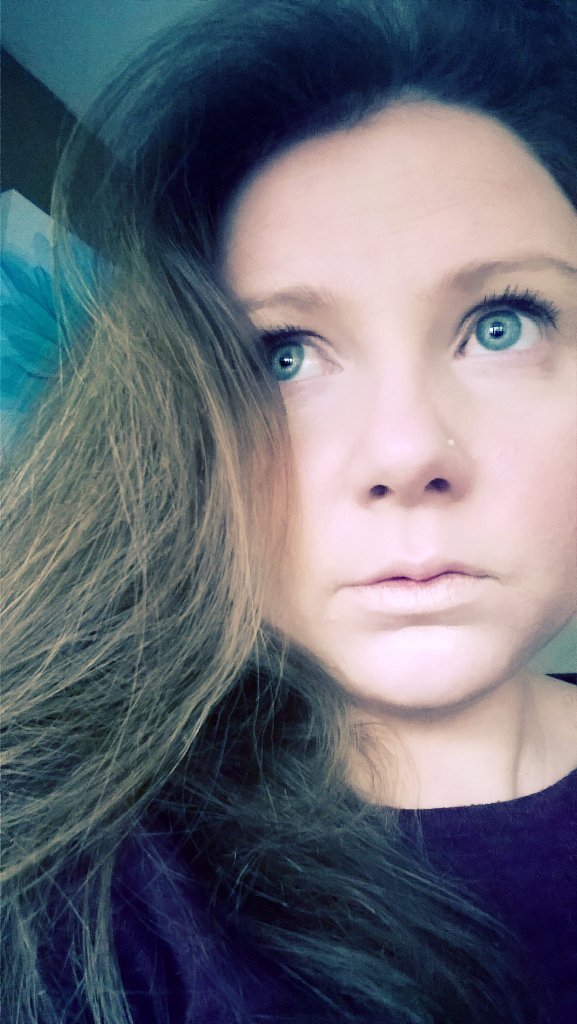 milliemidgetgem's tweet photo. Sunday selfie, big eyes,messy hair, don't care 😜 https://t.co/fa6ceoMTyj