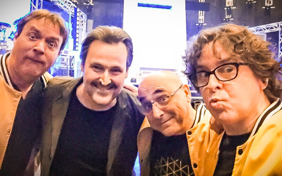 AncienMaigre's tweet photo. Hier à @directunivers avec l'ami sensible @guyalepage. Sous les épines, il y a une rose! Ou un porc-épic. :-) https://t.co/EvNGMAfbAD https://t.co/2m0yAAg5O6