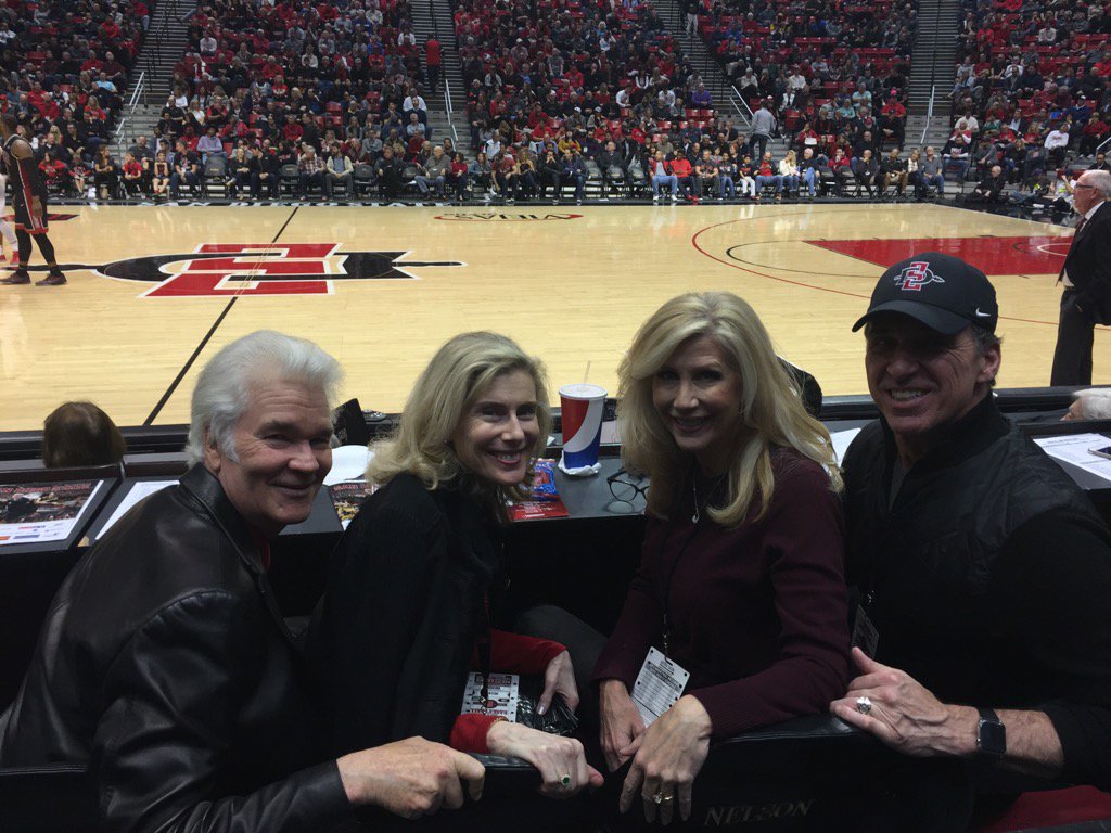 10NewsHunt's tweet image. We&apos;re up and on the move. 50/37 #AztecsMBB @GoAztecs