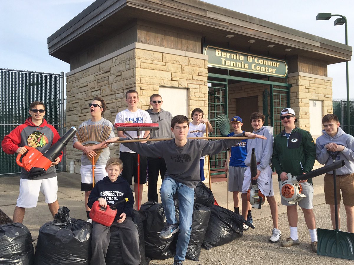 WahlertTennis's tweet photo. Men's Tennis Team taking care of their home. @WCHS_Gleaner @WCHSNest @screwieungs  @_lilchappyboy_ @Riles_Collins2 @kunkel17 @dolehide https://t.co/N6W81knbiH