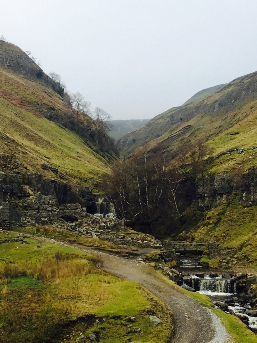 oldcrofthouse's tweet photo. Debate continues best route from Keld #crackpothall #coasttocoast #YorkshireDales 30 drive minutes from #kirkbystephen quicker than walking! https://t.co/iK3GgDh6mj