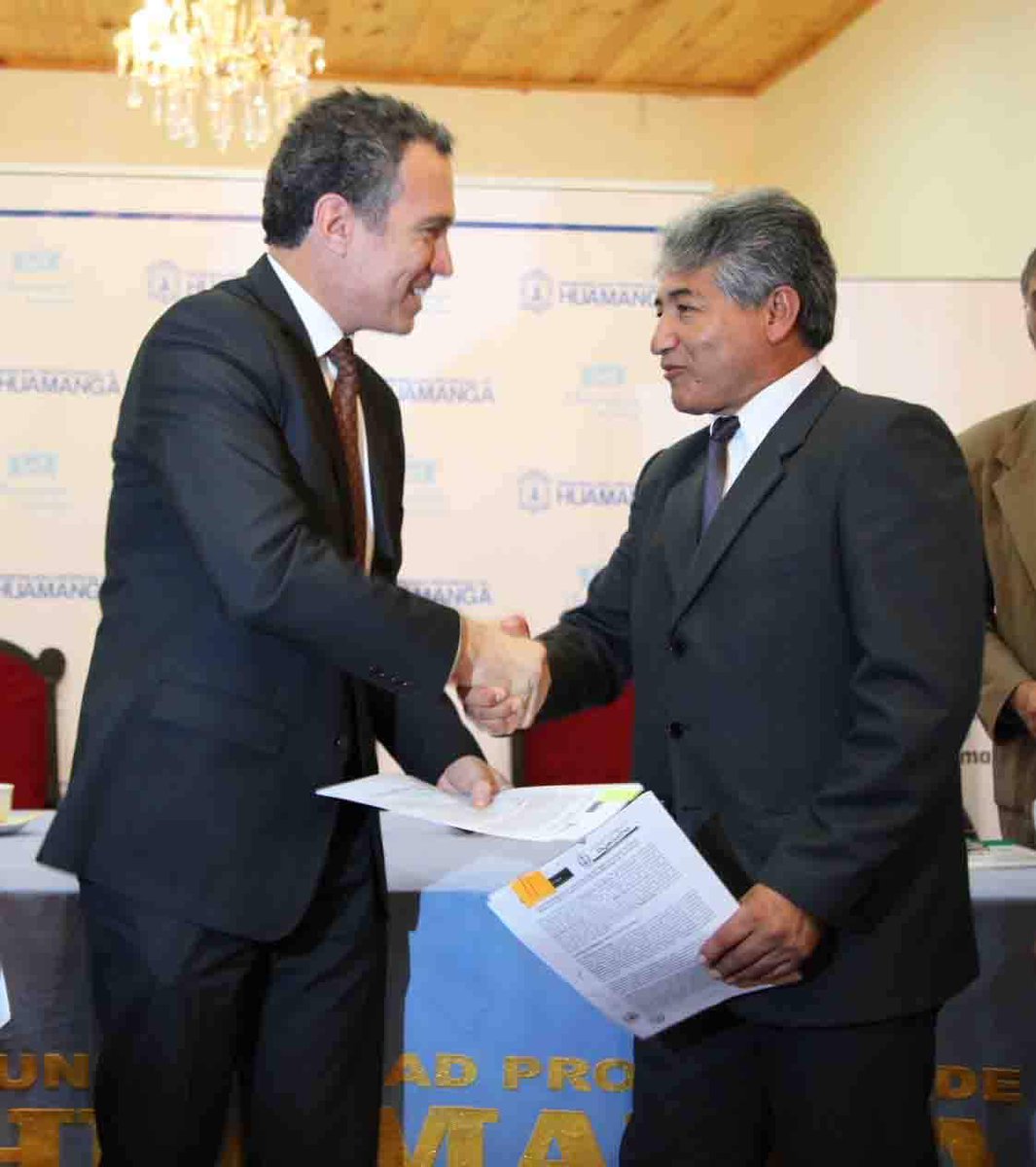 JulioSevillaS's tweet photo. Estamos contentos por los próximos proyectos a ejecutar entre ellos poner en valor la Alameda Valdelirios. Firmamos Acuerdo Convenio Marco https://t.co/QH8hN5i2Op