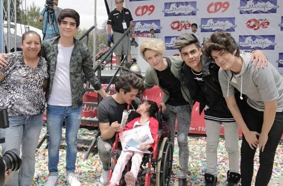 naravitss's tweet image. No sé que es tener ídolos normales pero si sé que es tener a los mejores ídolos del mundo.
#KCAEstrellaLatina #CD9