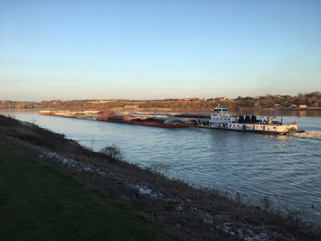 fropappy's tweet photo. Barge traffic on the Mississippi River at Vidalia, LA. Saturday, Feb 18. #LargeBarge #MississippiRiver https://t.co/iilVtEC5WY