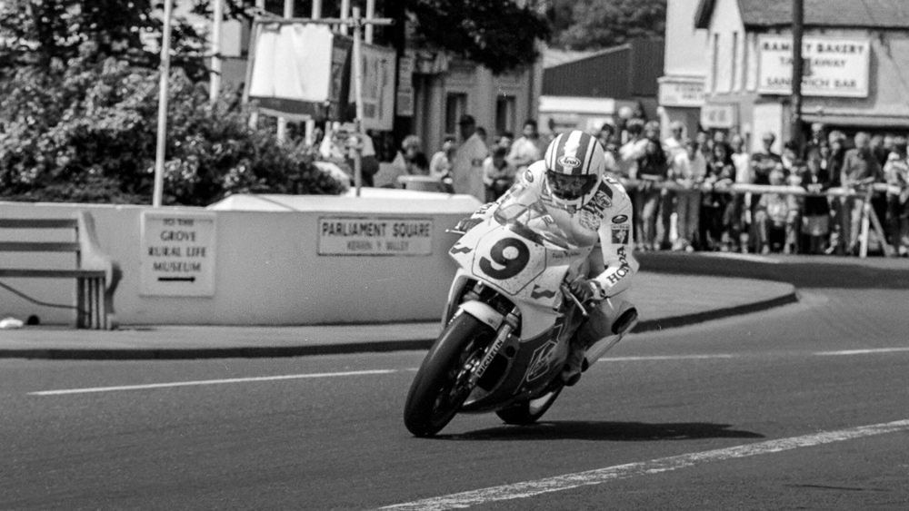 MrPaulhull71's tweet photo. #IOMTT #PHILIPMCCALLEN #SUPERMAC #ROADRACING #LEGEND @drummerthethird @Wab1William @StevieRRN @stephen_390 @Cojo_390 @Evansracing68 https://t.co/kihO92Ilpe