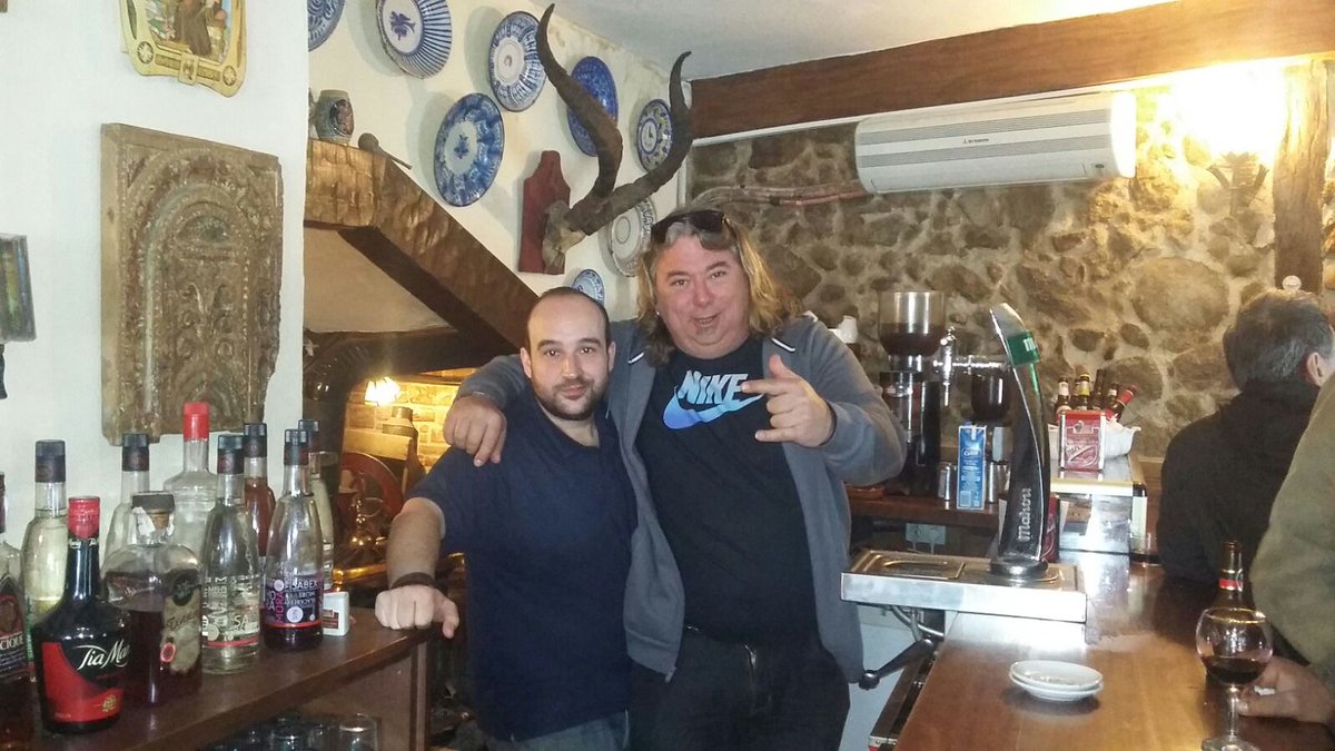 cafeteriaflores's tweet photo. Nuestro amigo Pedro vino a hacernos una visita, ya sabes donde tienes tu casa. #candeleda https://t.co/eV0Afi2c2V