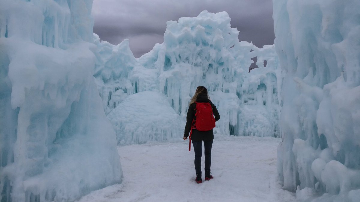Nog net op tijd, voor ze wegsmelten... De ijskastelen van #Edmonton ⛄️❄️ icecastles.com | photo: <a href="/ChrisTse_/">Chris Tse</a> #ExploreEdmonton