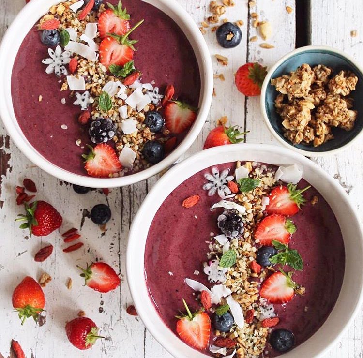 Sunshine, clear skies, berry smoothie bowls! Feb- you almost fooled us that it's summer! 🍧 by Elisa from <a href="/hskinkitchen/">Happyskinkitchen</a> 💜💜