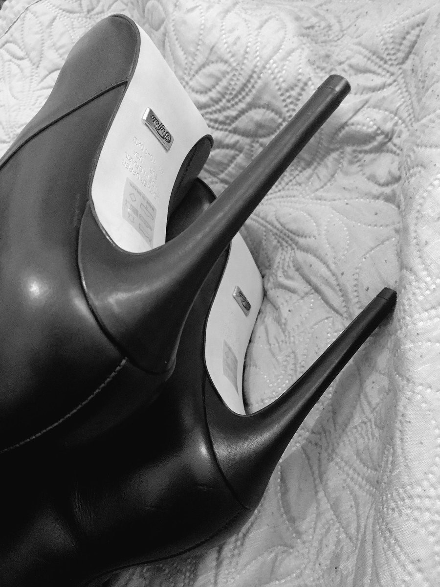 FemDommeGoddess's tweet photo. Mit diesen Absätzen Sklaven massakrieren 😍 kann es kaum erwarten! Die Heels wurden natürlich von Sklavengeld bezahlt 😏 #FemDomme #FinDomme https://t.co/nym7RzoYuE