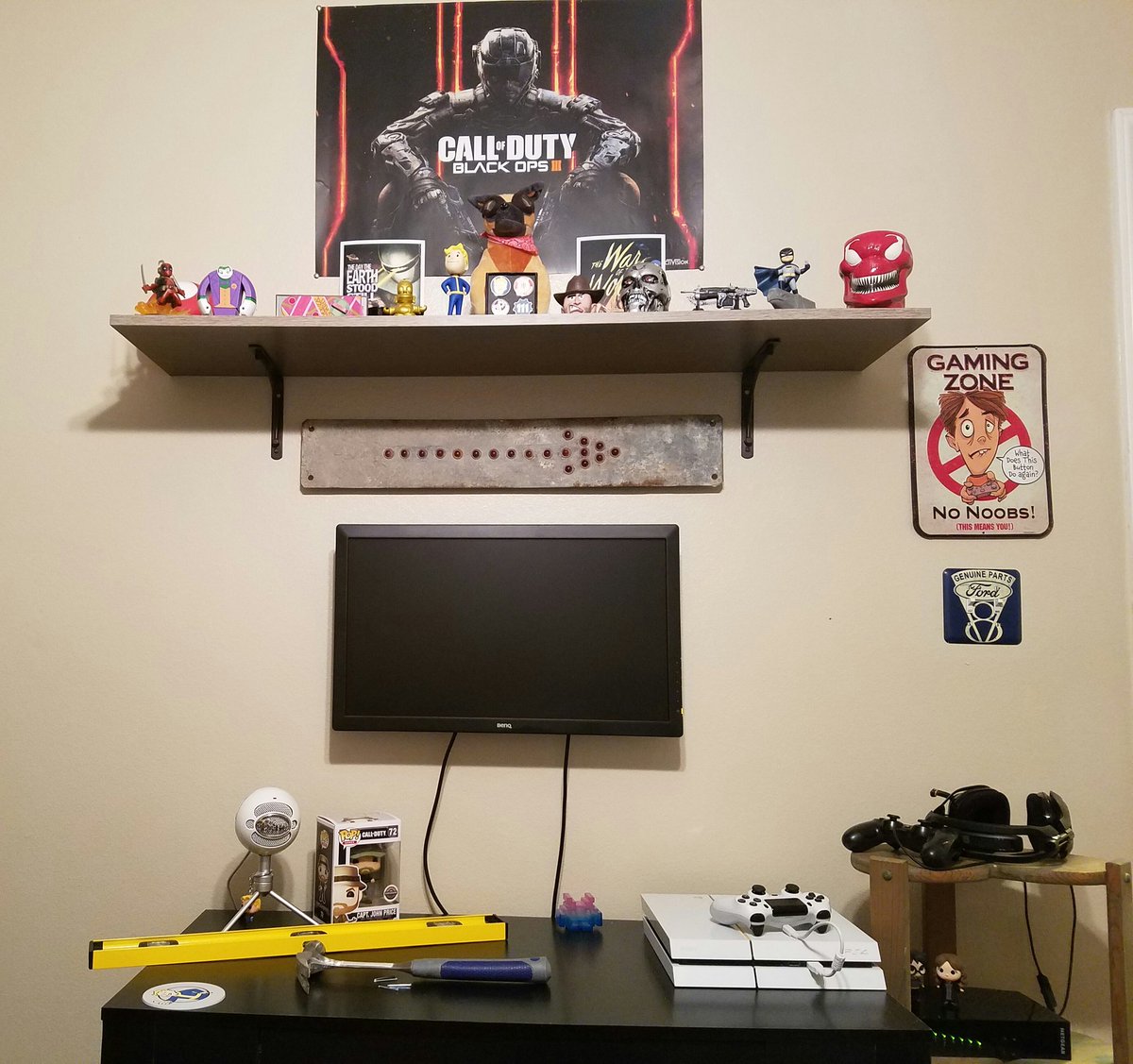 AsphaltGamingTX's tweet photo. Working on the game room today still have ALOT to put up and do! got my 1930s glass marble arrow pointing to the no noob sign lol #notplaned https://t.co/Eqi4iCwAXI