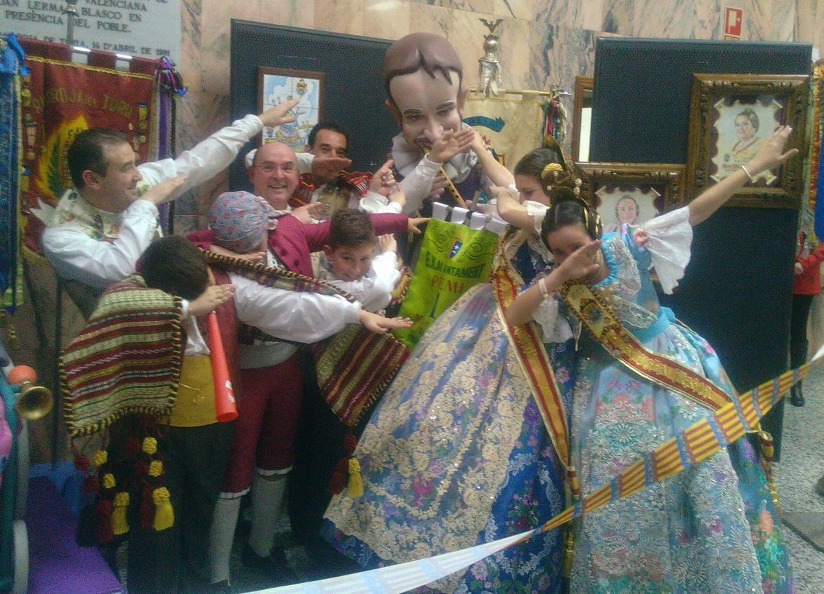 FallaAmistat's tweet photo. Campions del Premi del Ninot Indultat Gran!!! @Pablo_Iglesias_ https://t.co/KfL7ns2SZ7