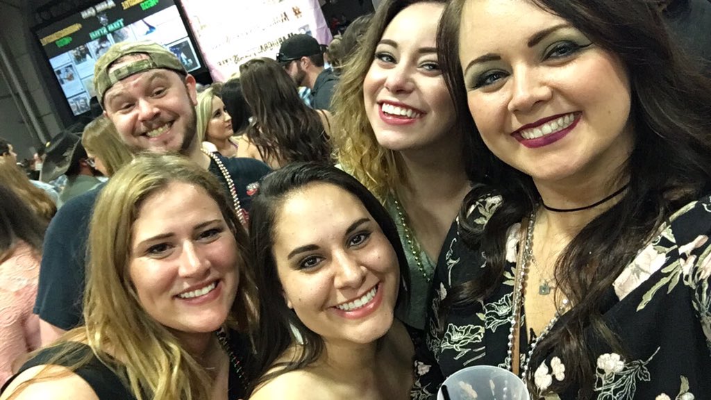 RachelTurner25's tweet photo. New friends is the way to go @mardigrasdfw  #mardigrastexas style https://t.co/wHeP9dEwHS