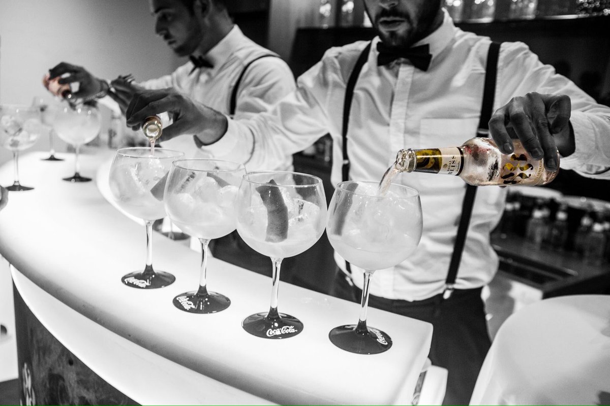 kikebayano's tweet photo. Presentación en Mallorca @RoyalBliss_es #ComplicarseEsmaravilloso #OnTheRocksEvents https://t.co/TUUq7ddW3U