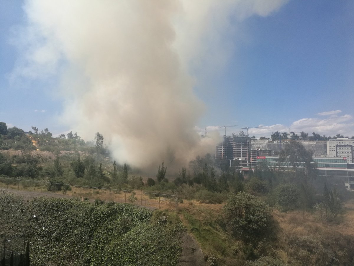 sergejasso's tweet photo. @VecinodeSantaFe Incendio en Vasco de Quiroga, entre Patio Santa Fe y Alameda Poniente https://t.co/lPGXvksjkH