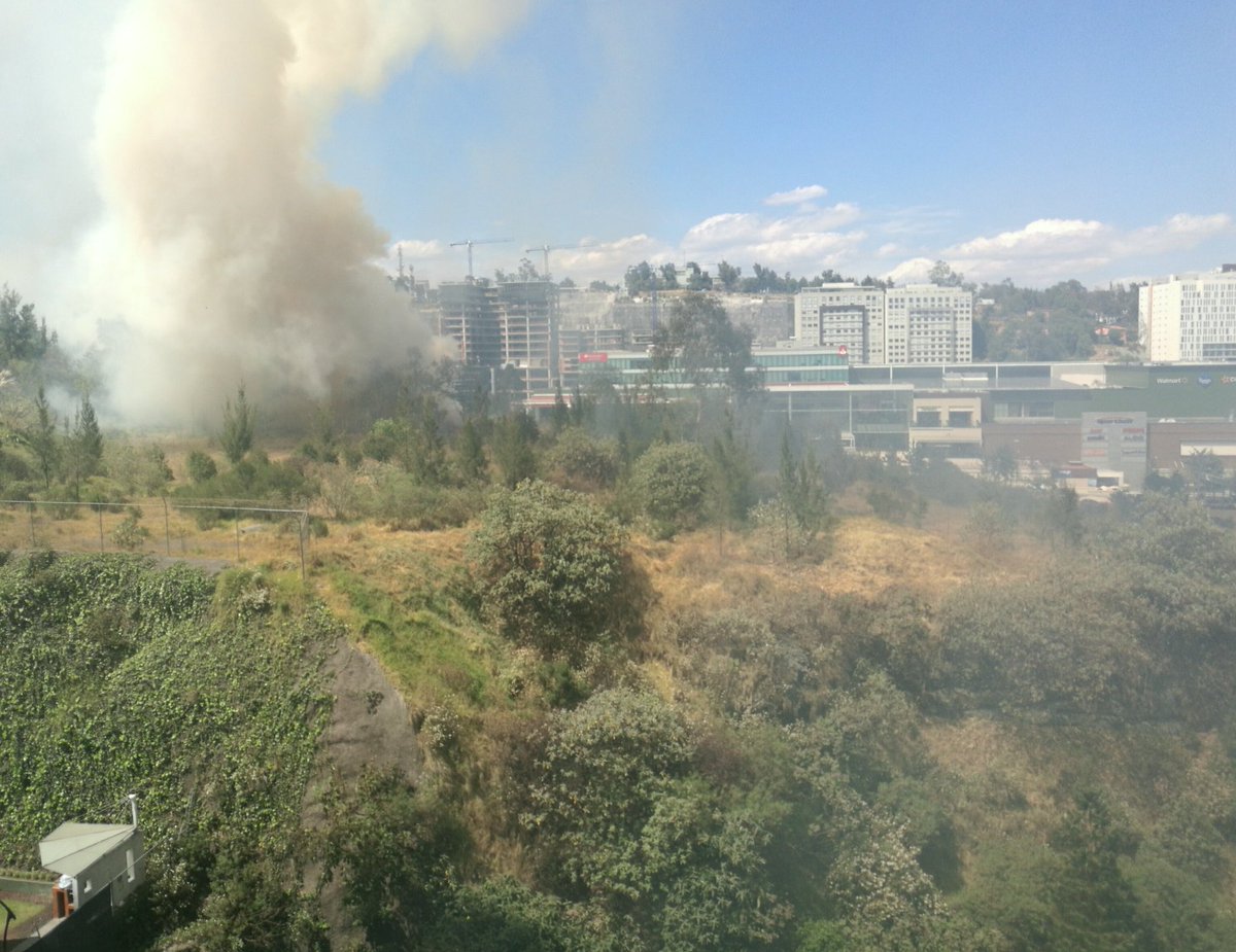 sergejasso's tweet photo. @VecinodeSantaFe Incendio en Vasco de Quiroga, entre Patio Santa Fe y Alameda Poniente https://t.co/lPGXvksjkH