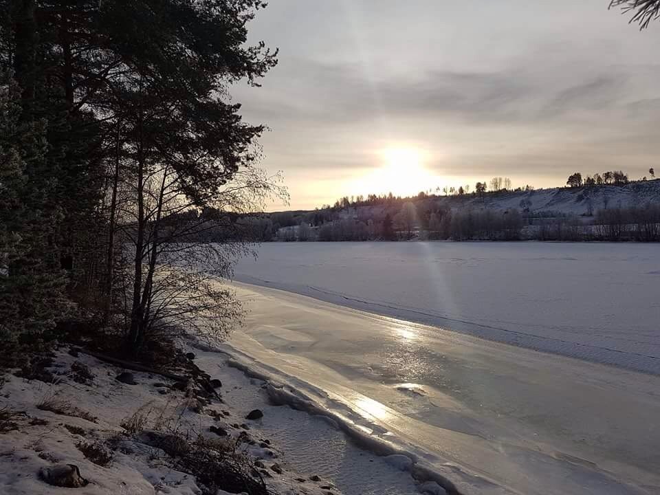 smit_maaike's tweet photo. #lastnightinsweden In Resele.se village waits for ice to melt.Heavy betting started. Exciting times! #livinginresele https://t.co/JeX2ZMte40