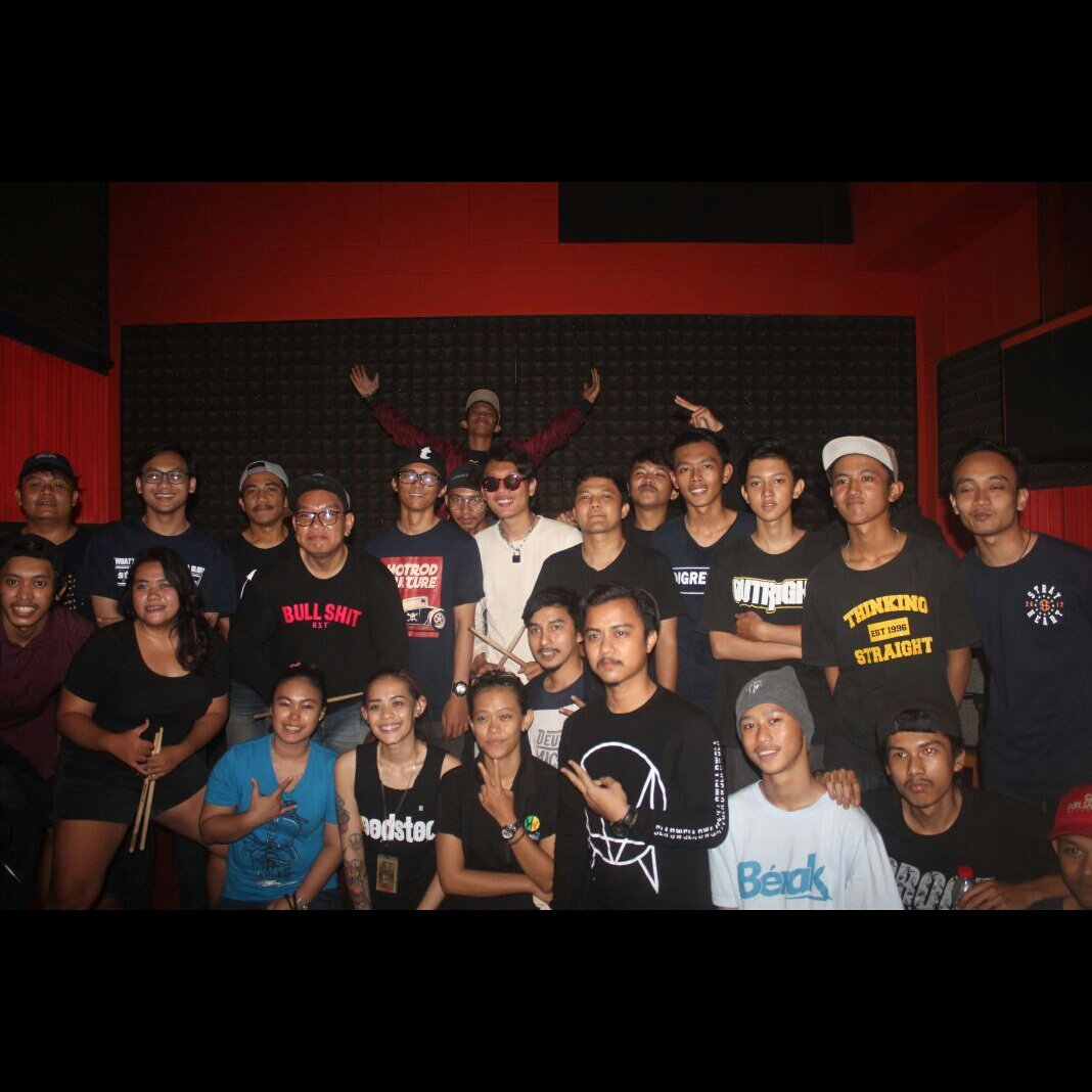 digressionhc's tweet image. 18/02/17 At Woodstock Music Studio Pamulang.  With Local Heroes Family 😘

#digressionhc #wshcfamily