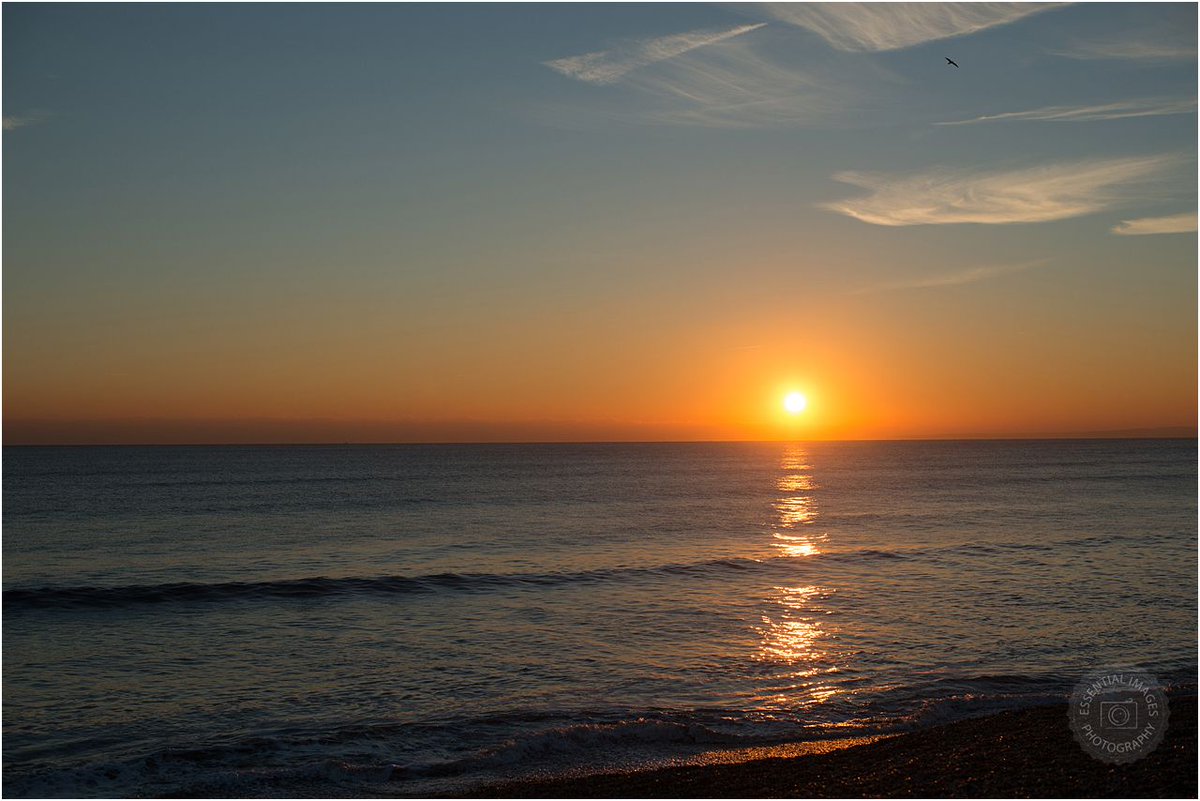 essentialimages's tweet photo. Wow! You could have sunset like this on your doorstep. Flat4sale2bed2bath Milford contact @Burkmars #forsale #lymingtonapartment https://t.co/otnsXVssrA