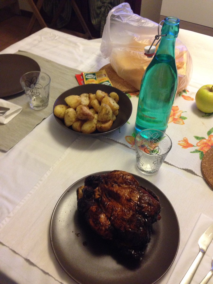 bmilena's tweet photo. @marekminutski @DiegoFaive @RobertoRenna2 stasera qui #chickenbot ππππππ https://t.co/6udZlUlzLA