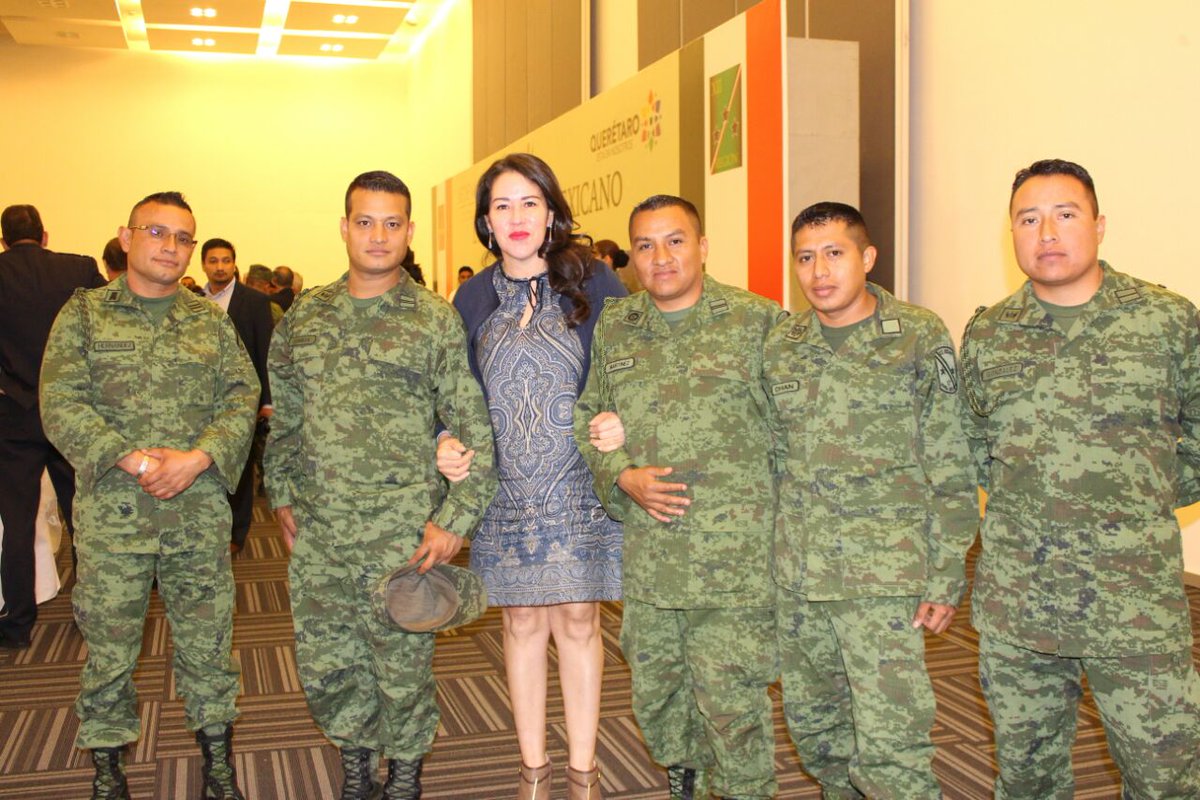 palomitarelowde's tweet photo. Dominguito, terminando celebración de nuestro glorioso Ejército Mexicano en @snteqro con @sind24qro @SnteNacional @Javier_Bahena_C @SEDENAmx https://t.co/uFaUHFuAf3