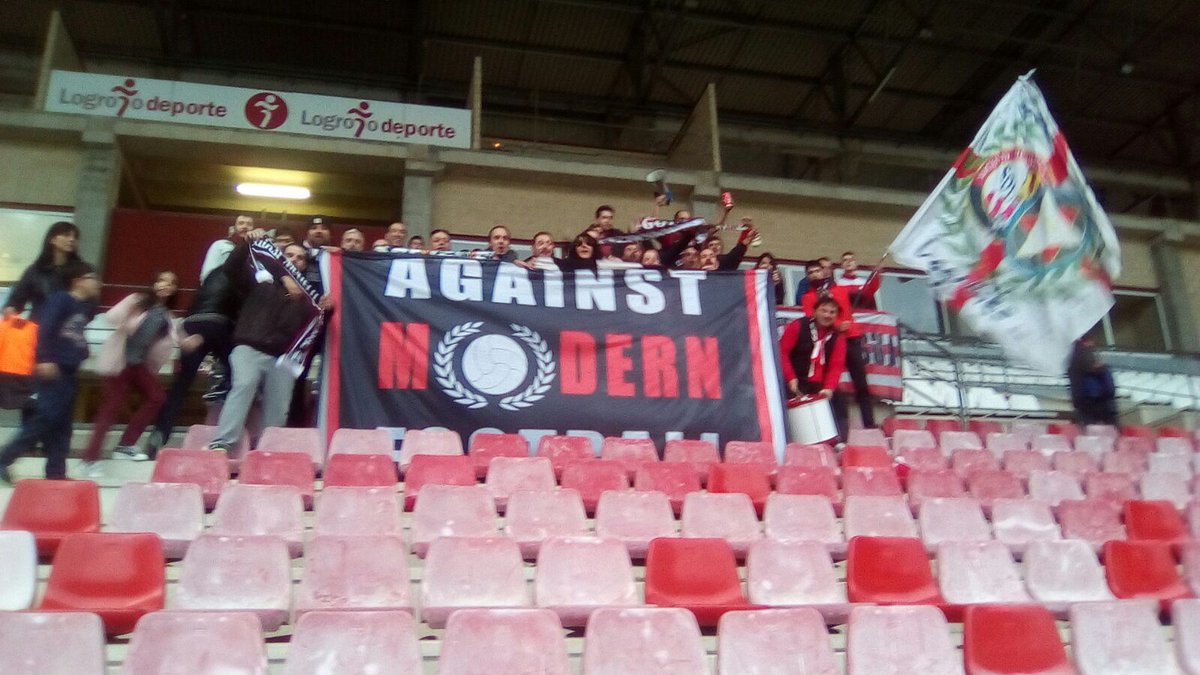 UnionistasCF's tweet photo. 📷 Aficionados unionistas en Las Gaunas apoyando a nuestros amigos de la @SDLogrones. ¡Enhorabuena por el liderato! #FútbolPopular https://t.co/OszGhMD2li