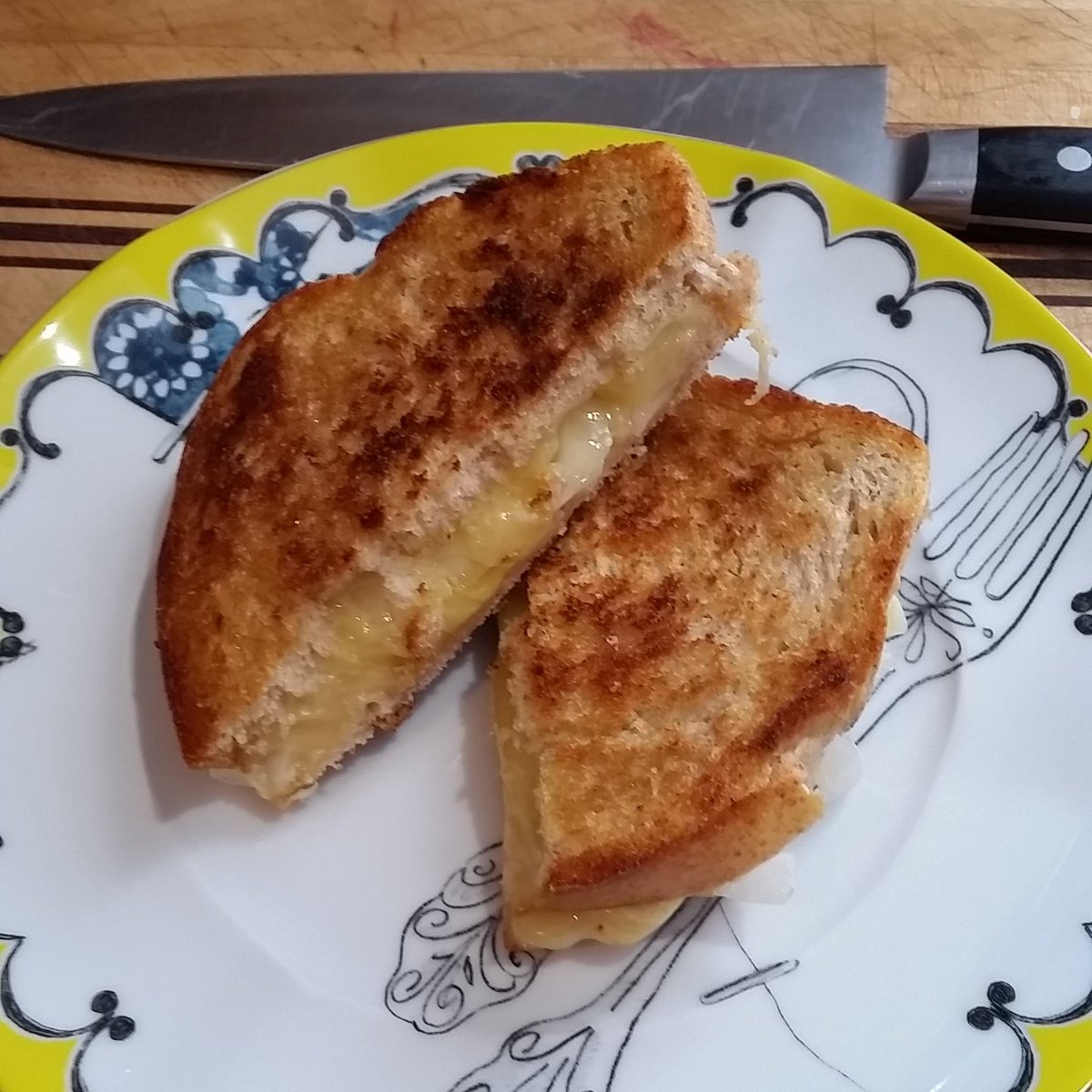 LaughingAtUs's tweet photo. Sunday, time for Daddy’s #grilled #cheese. @DukesBread, #Dubliner #cheddar, thinly sliced onions, &amp; a little #truffle oil on the griddle. https://t.co/tJ0iR4DSkq