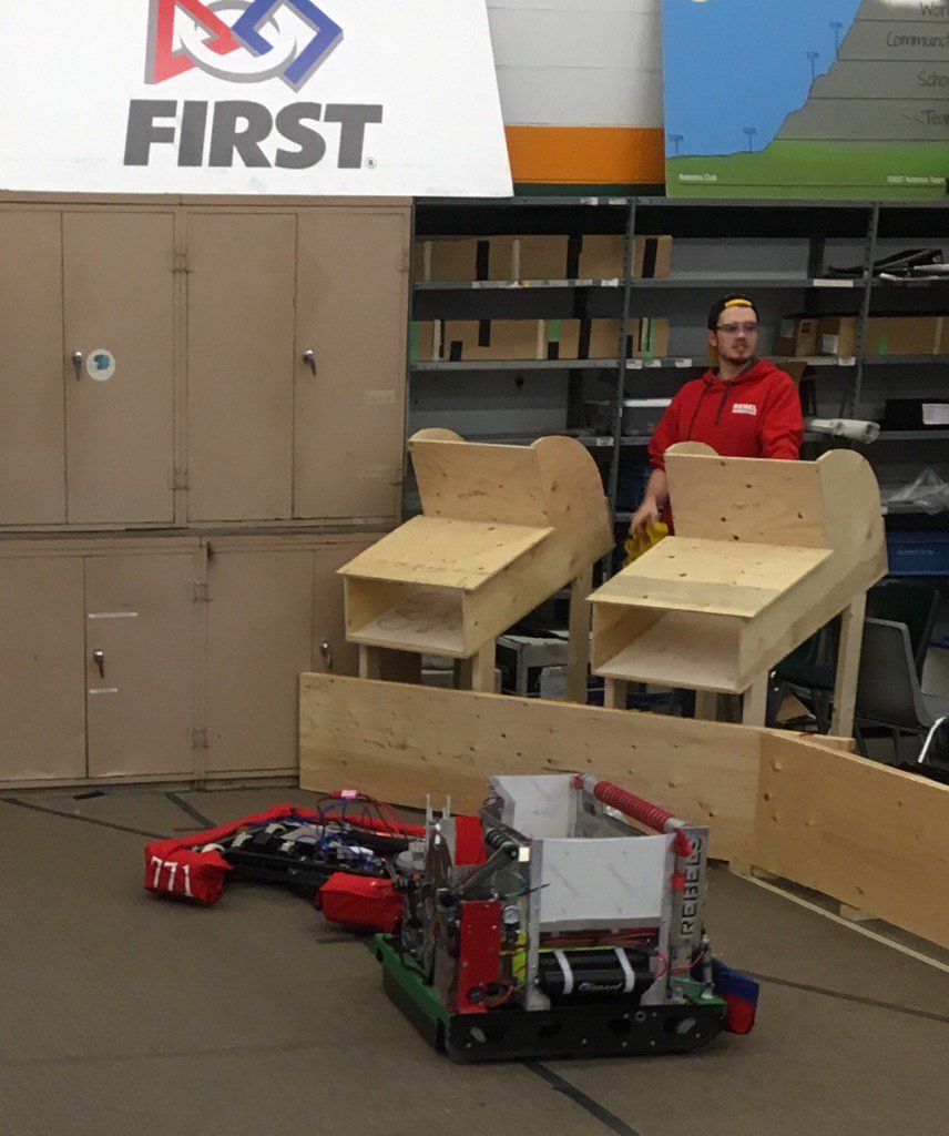 FRC771's tweet image. We found a robot friend @frc1325 It's FRC 4976 Rebel Robotics from Georgetown #frccommunity #omgrobots #firstrobots