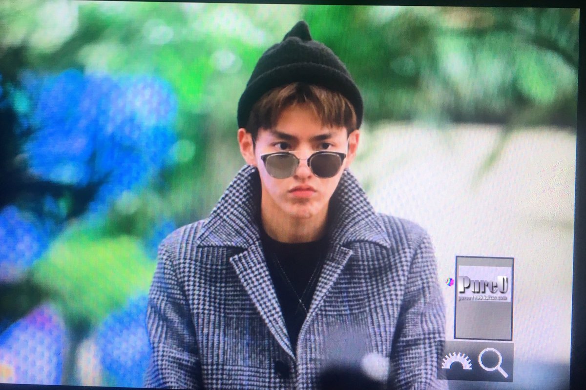 PureU_kris's tweet photo. 170219 Burberry shop #KrisWu #WuYifan #BurberryShow #londonfashionweek 
#LFW https://t.co/QjNeUBabHV