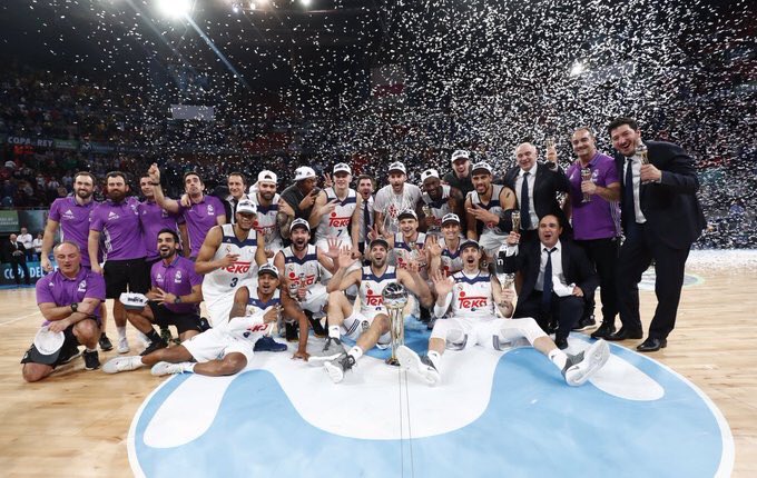 Grandes 🏆🏆🏆🏆!!!
Cuatro años consecutivos ganando la #CopaACB, enhorabuena <a href="/RMBaloncesto/">Real Madrid Basket</a> !!! #HalaMadrid
