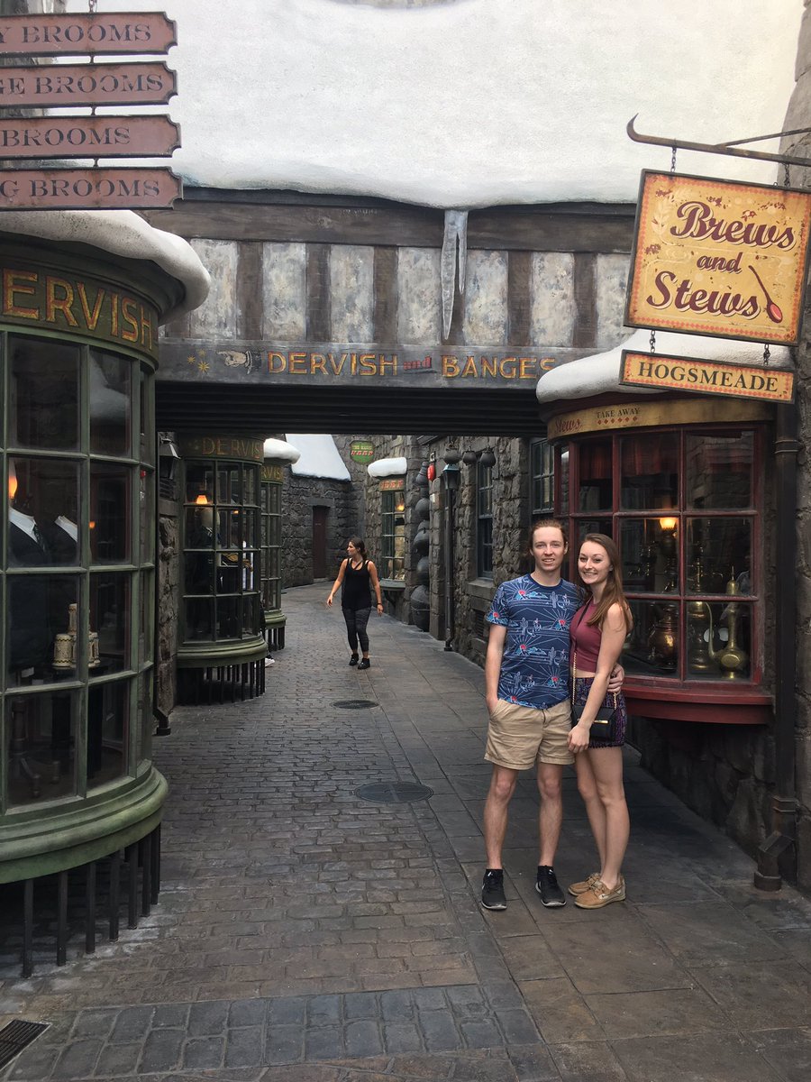 keraabou's tweet photo. When you ask your sister to photo shop a girl out of a picture and this is what she sends back https://t.co/RAbLCPlzJo