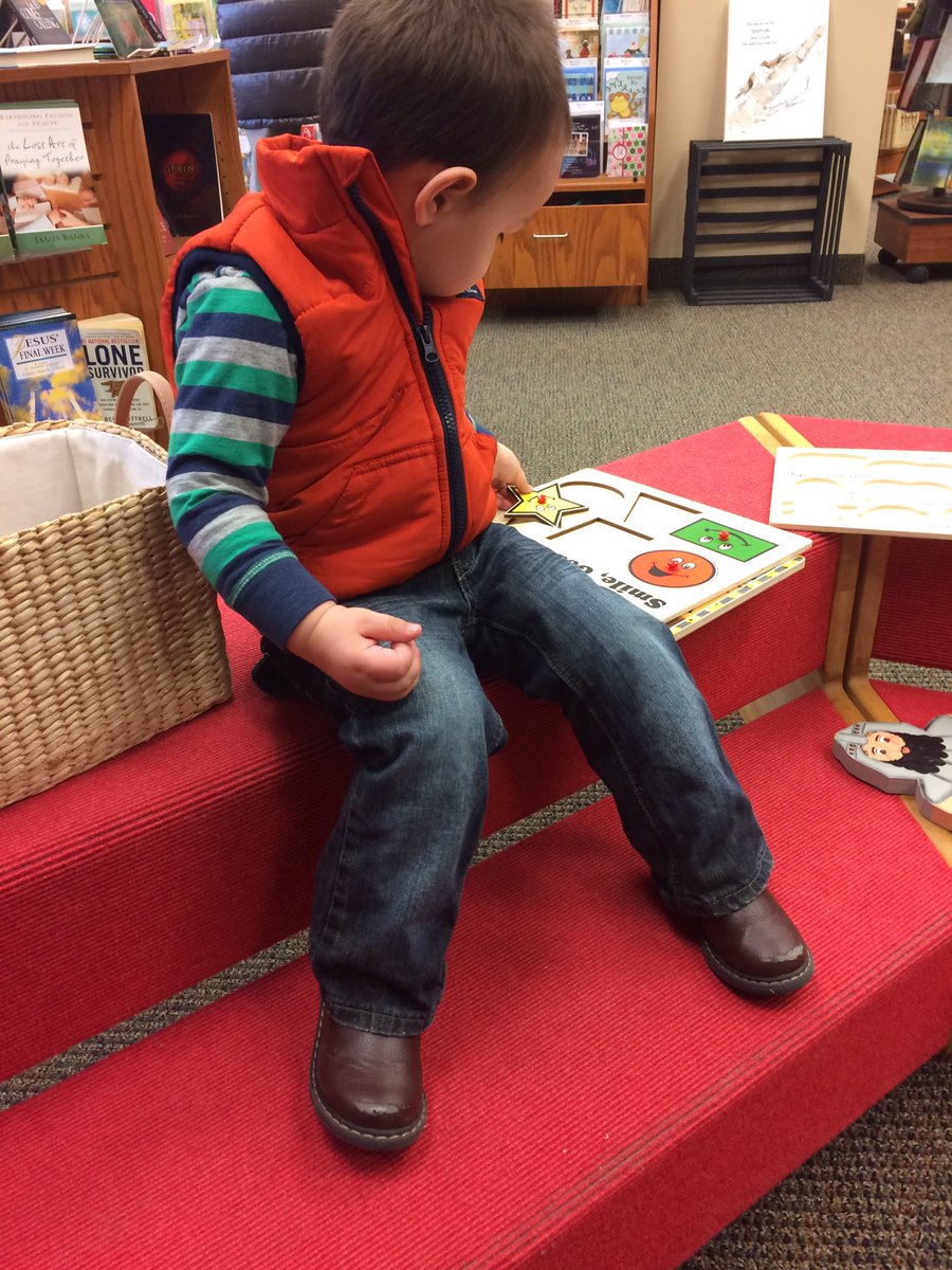 Alissabauman's tweet photo. Autumn Ridge church has the best book store https://t.co/GMJD4yDJN2