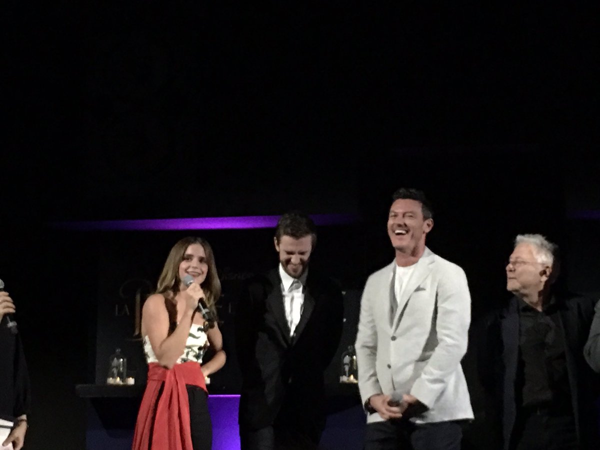 EmWatsonsDaily's tweet photo. NEW: Emma with the rest of the cast at Beauty and the Beast premiere in Paris. 🥀[February 19, 2017] {1} https://t.co/jpkUya2uaU
