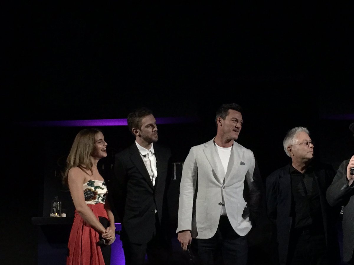 EmWatsonsDaily's tweet photo. NEW: Emma with the rest of the cast at Beauty and the Beast premiere in Paris. 🥀[February 19, 2017] {1} https://t.co/jpkUya2uaU