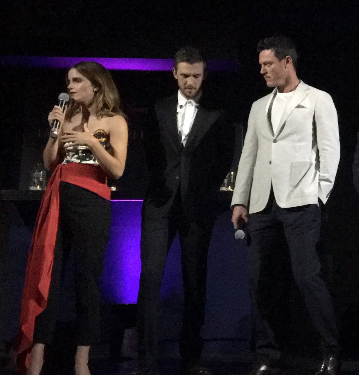 EmWatsonsDaily's tweet photo. NEW: Emma with the rest of the cast at Beauty and the Beast premiere in Paris. 🥀[February 19, 2017] {3} https://t.co/ZvL70kNdvI