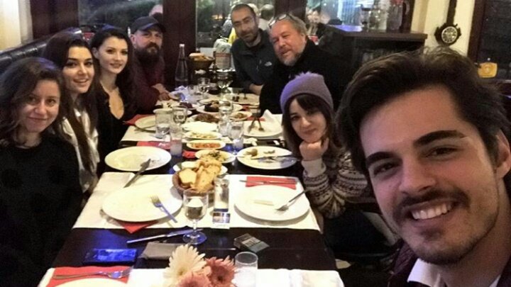 Güneşin Kızları ekibi toplanmış... Ah ne güzel❤ Tolga da olaydı iyiydi tabi.