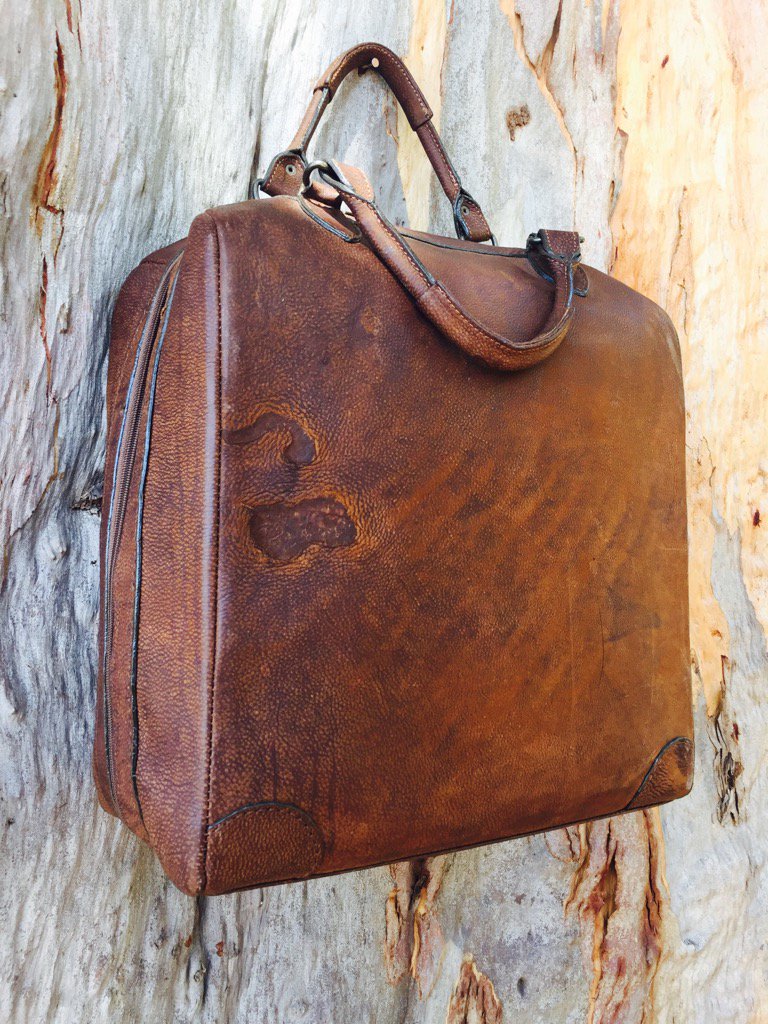 ellotrends's tweet photo. Leathercraft #Ellophanto 🐂🇿🇦 https://t.co/Fz1XxeWF8I