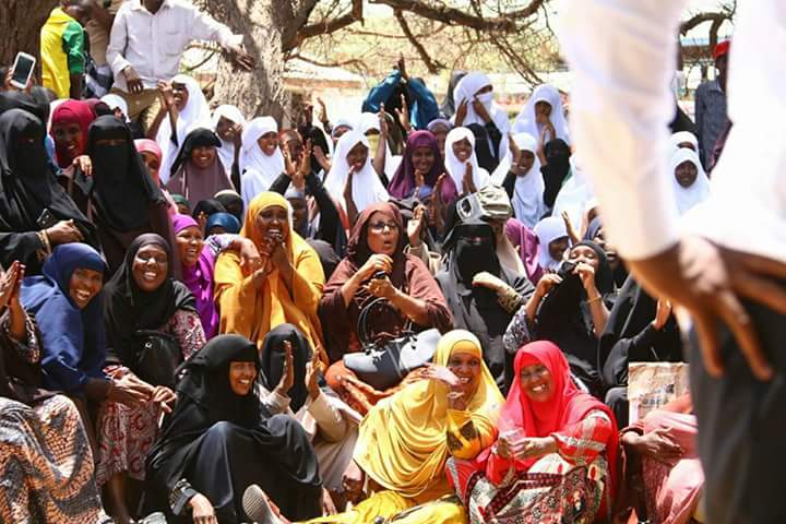 HonAnabSubow's tweet photo. Joined @HonAdenDuale where he disbursed bursary cheques to Gsa township students. Also gave relief food to schools. https://t.co/saV25OyRvv
